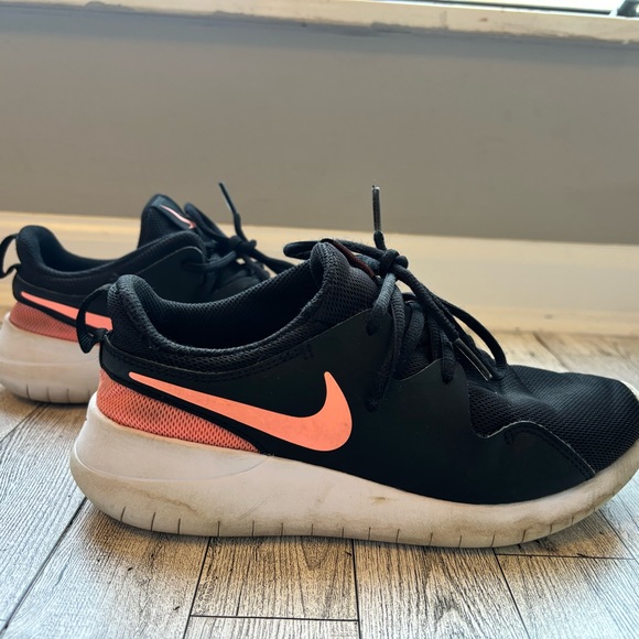 Nike Star Runner 4 Youth Black with Pink Stripe - Picture 2 of 8